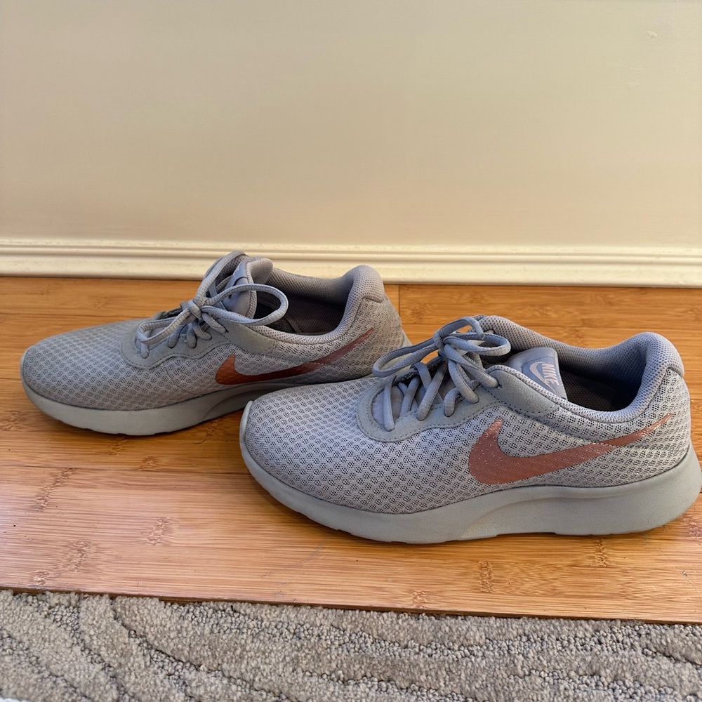 Women’s Nike’s Size 8.5 gray with rose gold swoosh - Picture 2 of 4